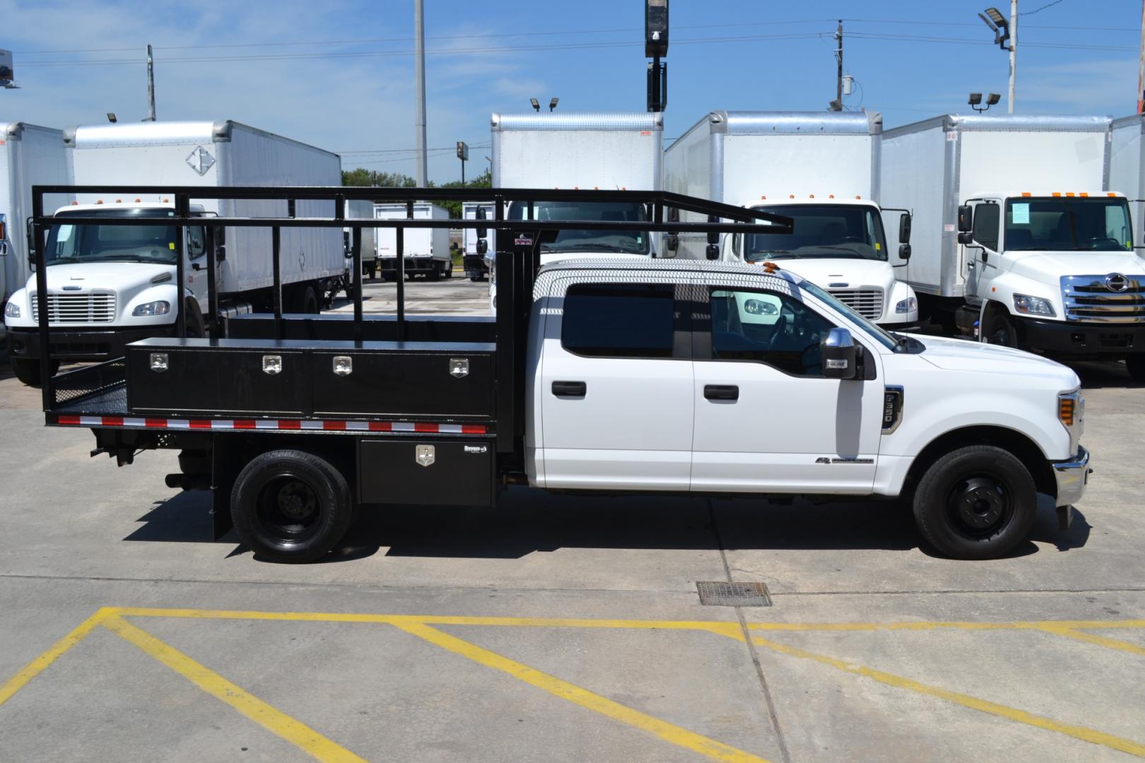 2018 WHITE /GRAY Ford F-350 with an POWERSTROKE 6.7L DIESEL engine, AUTOMATIC transmission, located at 9172 North Fwy, Houston, TX, 77037, (713) 910-6868, 29.887470, -95.411903 - Photo#3